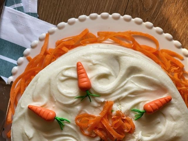 torta di carote americana con crema al formaggio pronta da servire