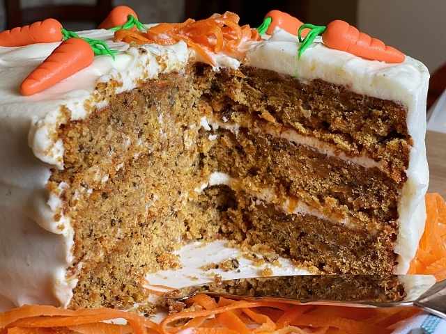 interno della torta di carote americana a tre strati farciti con frosting al formaggio