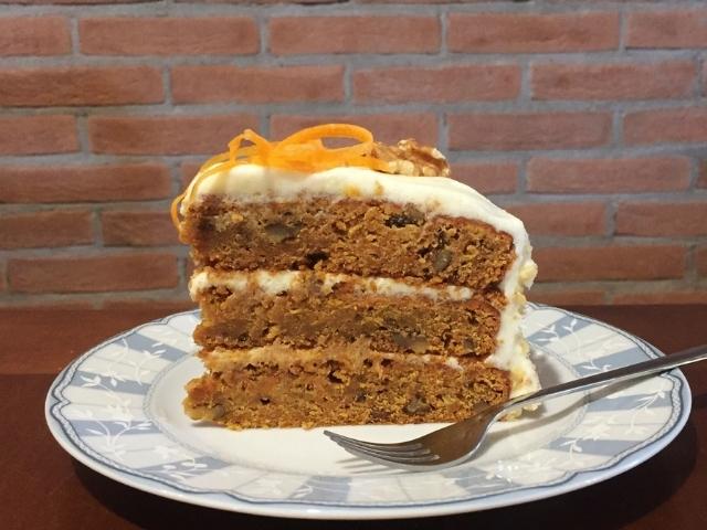 fetta di torta di carote americana umida e speziata farcita con crema al philadelphia