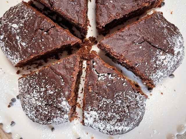 torta senza zucchero e burro al cioccolato e cocco con zucchero a velo