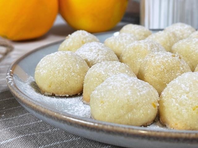 biscotti con farina di riso senza burro spolverati con zucchero a velo