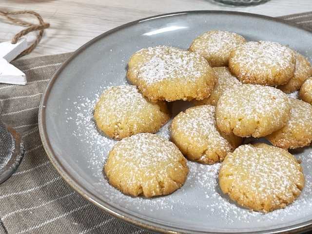 un'altra forma dei biscotti con farina di riso senza burro sempre spolverati di zucchero a velo