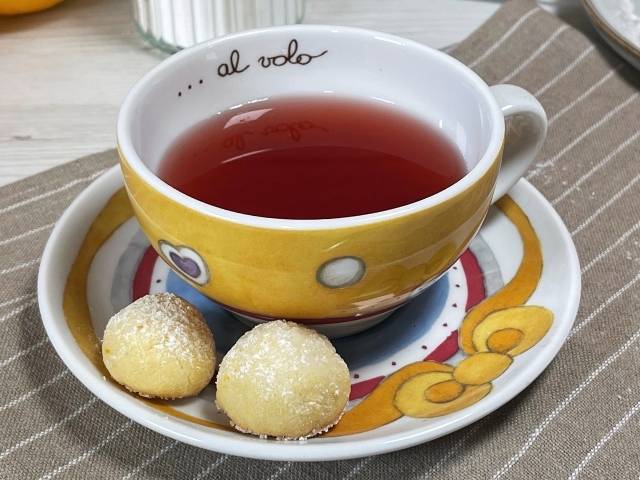 biscotti con farina di riso senza burro accompagnano una tazza di tè caldo