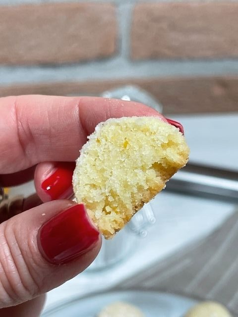 interno friabile dei biscotti con farina di riso senza burro aromatizzati con la buccia di arancia