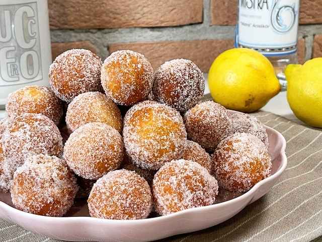 tante castagnole vegane dorate e golose aromatizzate con la buccia di limone