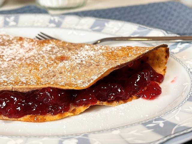 crespelle con farina di castagne farcite con confettura di lamponi e zucchero a velo