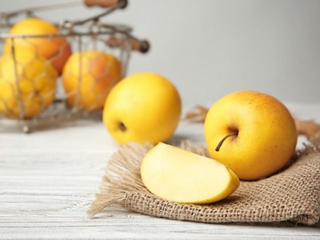 varietà di mele Golden Delicious perfette per la ricetta delle frittelle mele e uvetta