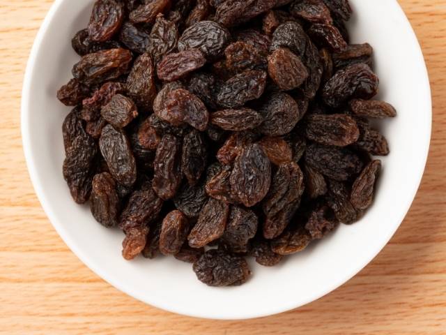 uvetta sultanina ammollata nel rum e strizzata, pronta per preparare le frittelle