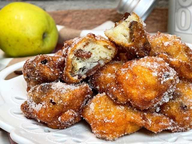 frittelle mele e uvetta morbide e profumate decorate con zucchero