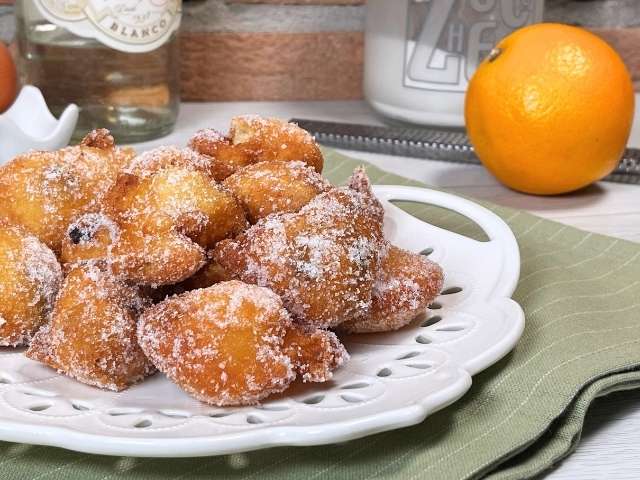 frittelle senza glutine con uvetta aromatizzate con buccia di arancia