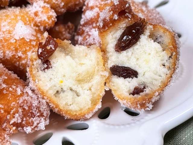 interno morbido delle frittelle senza glutine con uvetta