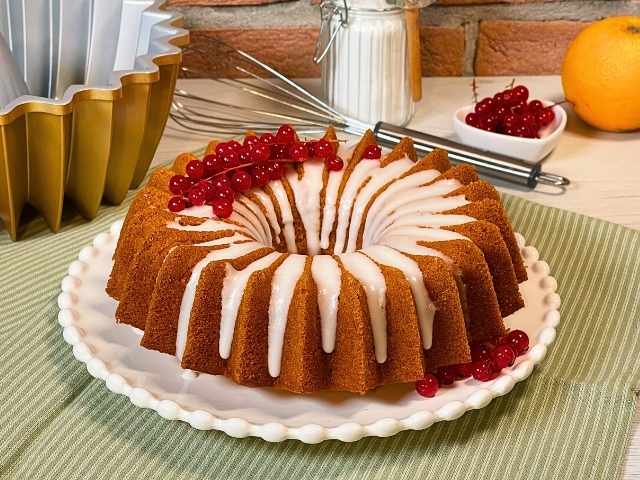 ciambella senza latte e uova decorata con glassa al limone per le occasioni speciali
