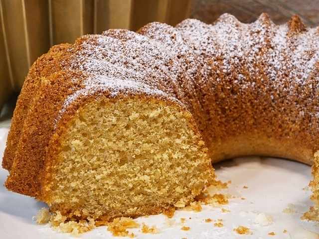 Ciambellone senza uova e latte alto e soffice decorato con zucchero a velo