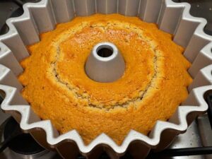 ciambella senza uova e latte dorata a fine cottura nello stampo