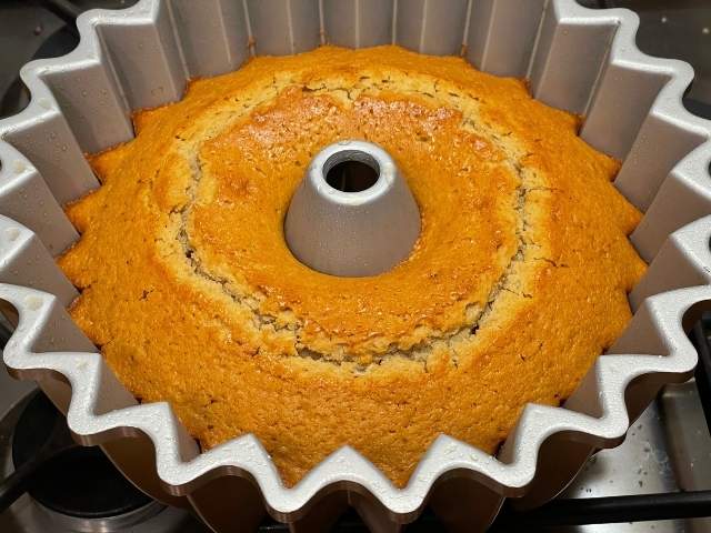ciambella senza uova e latte dorata a fine cottura nello stampo
