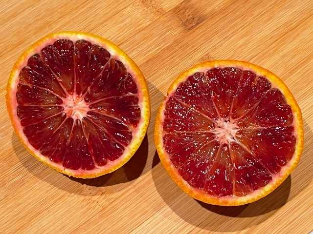 Arance rosse per aromatizzare la ciambella senza uova e latte vegana