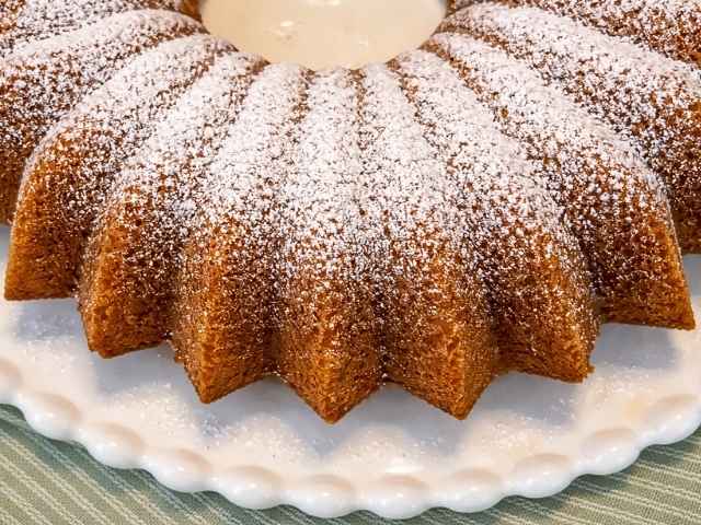 ciambella senza uova e latte spolverata di zucchero a velo