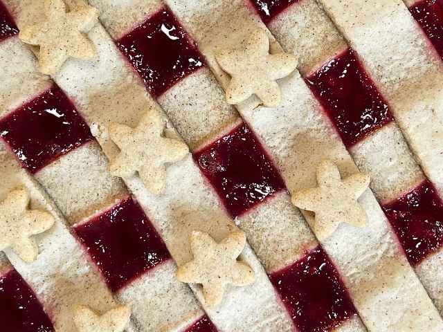 dettaglio della decorazione della crostata con farina di grano saraceno