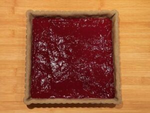 confettura di lamponi distribuita sulla base della crostata con farina di grano saraceno