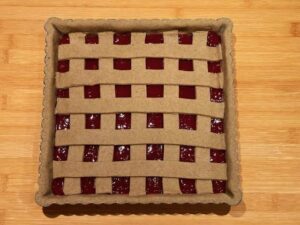 crostata con farina di grano saraceno decorata con le losanghe intreciate pronta da infornare