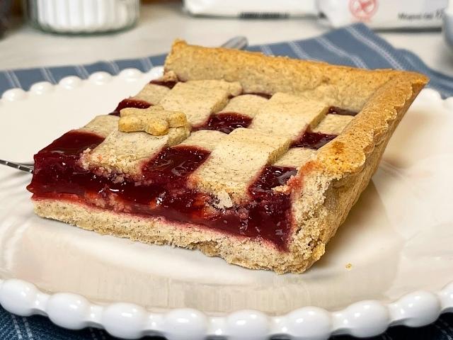 fetta di crostata con farina di grano saraceno con confettura di frutti rossi