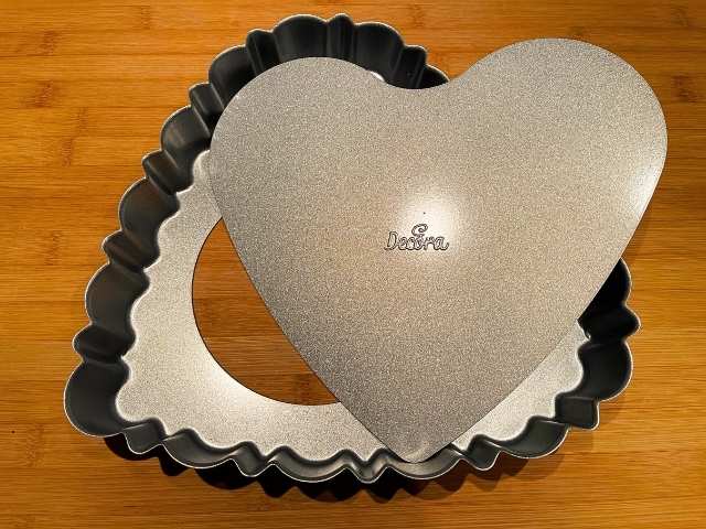 tortiera con fondo removibile per preparare una crostata di frutta a forma di cuore perfetta