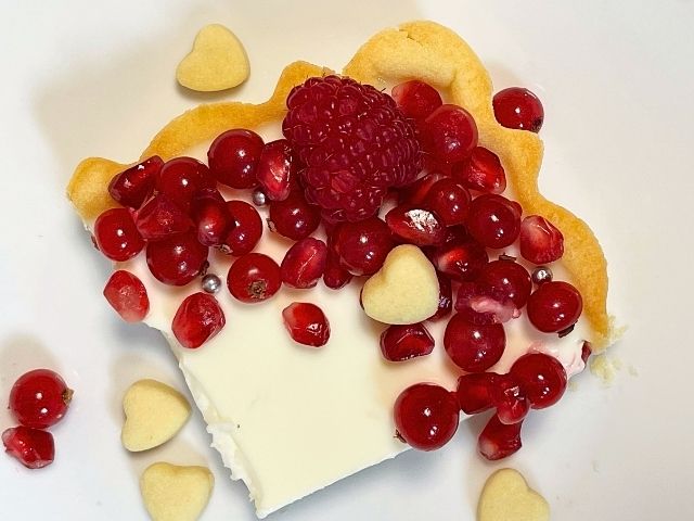 porzione di crostata di frutta a forma di cuore