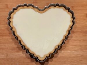 farcitura di panna cotta della crostata di frutta a forma di cuore