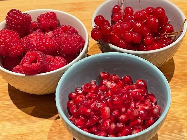 frutti rossi utilizzati per la decorazione della crostata di frutta a forna di cuore