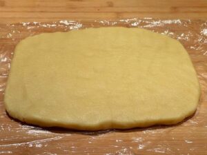 panetto di pasta frolla alto circa un centimetro