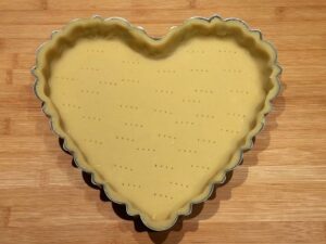 guscio di pasta frolla a forma di cuore pronto da infornare