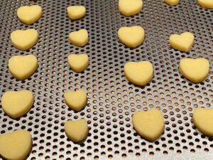 biscottini di pasta frolla a forma di cuore da usare come decorazione