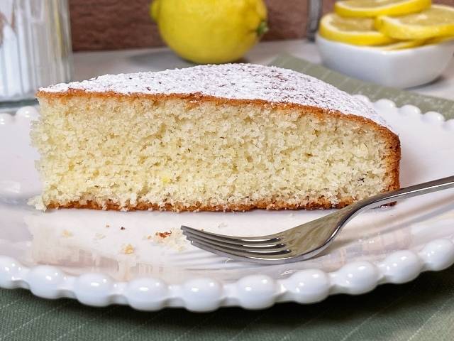 fetta di torta senza glutine al limone profumata spolverata di zucchero a velo