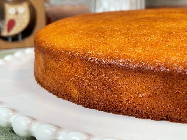 torta al limone senza glutine appena sformata pronta per essere decorata