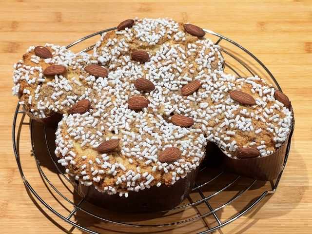colomba vegana appena sfornata sulla griglia di raffreddamento