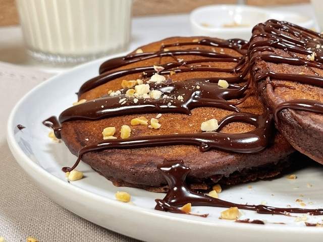 pancake al cacao soffici e leggeri per una colazione sana