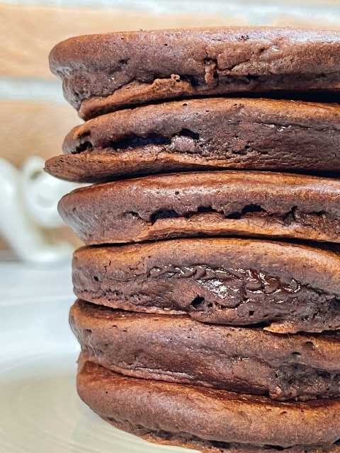 pancakes al cacao morbidi, soffici e altissimi