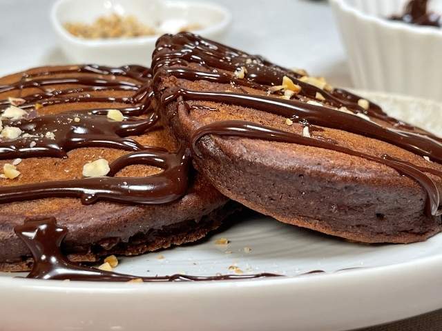 pancake al cacao alti e soffici pronti per una colazione golosa e nutriente
