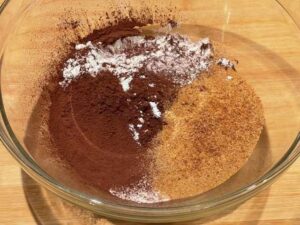 ingredienti secchi da mescolare per la ricetta pancake al cacao