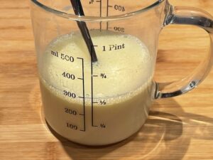 ingredienti liquidi mescolati per i pancake al cacao