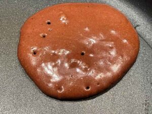 cottura del primo lato dei pancake al cacao