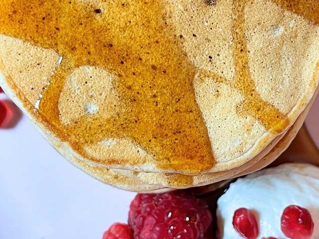 pancake con latte di soia morbidi e soffici serviti con sciroppo d'acero