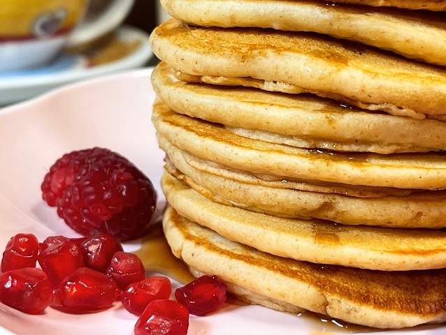 pancake con latte di soia soffici con sciroppo d'acero e lamponi
