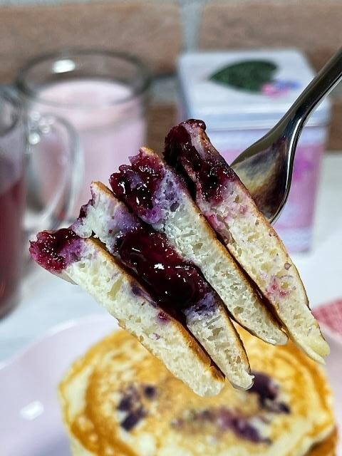 boccone di morbidi pancake con mirtilli dentro l'impasto