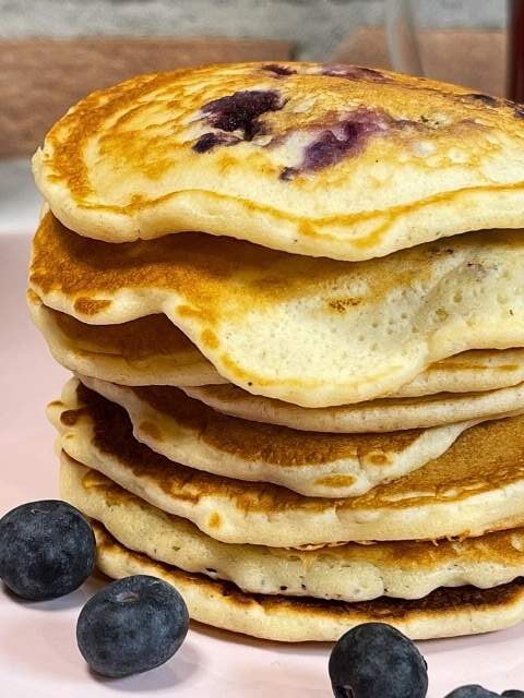 pancake con mirtilli morbidi e sofficissimi pronti da servire