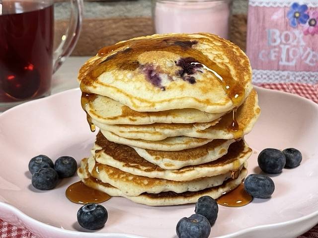 pancake con mirtilli soffici e golosi serviti con sciroppo d'acero