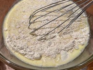 preparazione della pastella dei muffin con mirtilli soffici