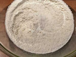 ingredienti secchi per preparare i pancake con mirtilli