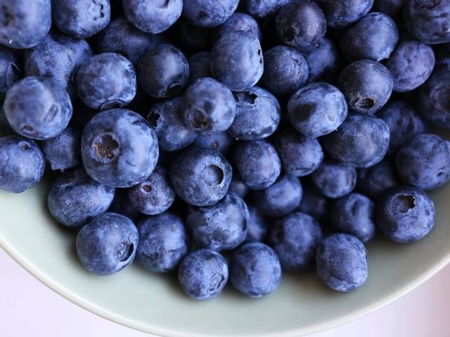 mirtilli freschi e succosi da aggiungere nell'impasto dei pancake con mirtilli