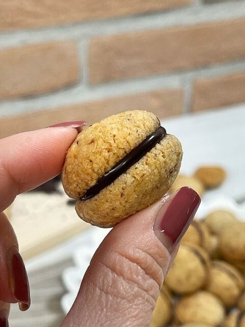 baci di dama vegani con farcitura di cioccolato fondente